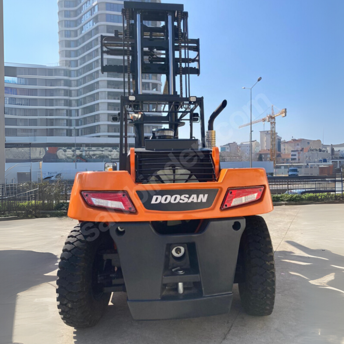 Montacargas Doosan de 16 Toneladas para Alquiler – 2023